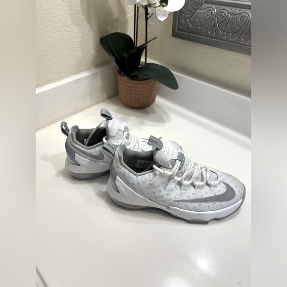 Nike Lebron Vlll 8 Low 834347-100 White/Sylver/ Sz 4y - Picture 1 of 5